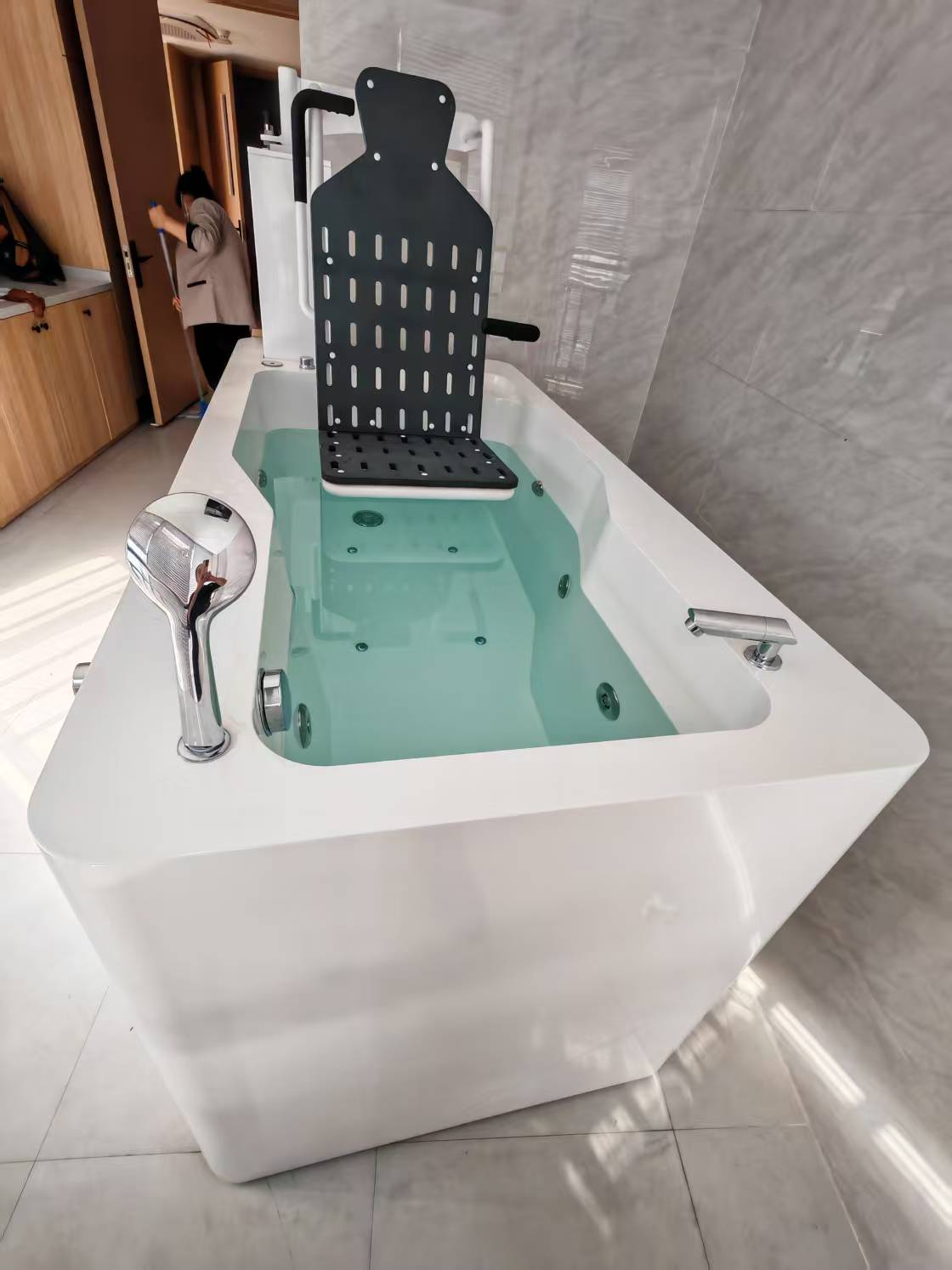 坐入式浴槽安装